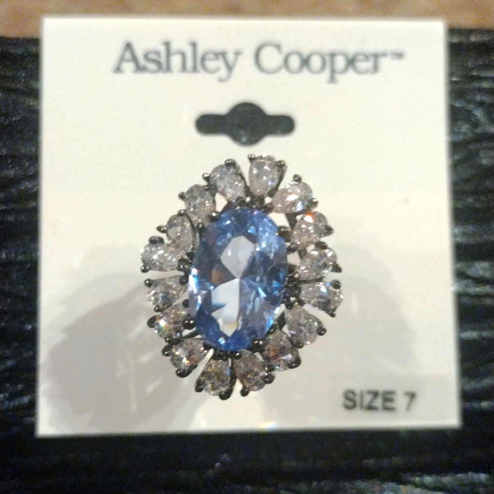 NWT Ashley Cooper Beautiful Holiday Costume Jewelry Ring